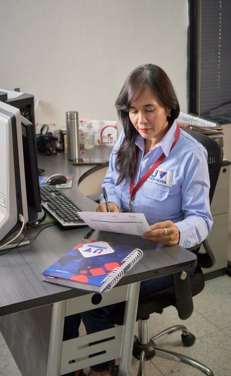 Personal administrativo revisando documentación técnica