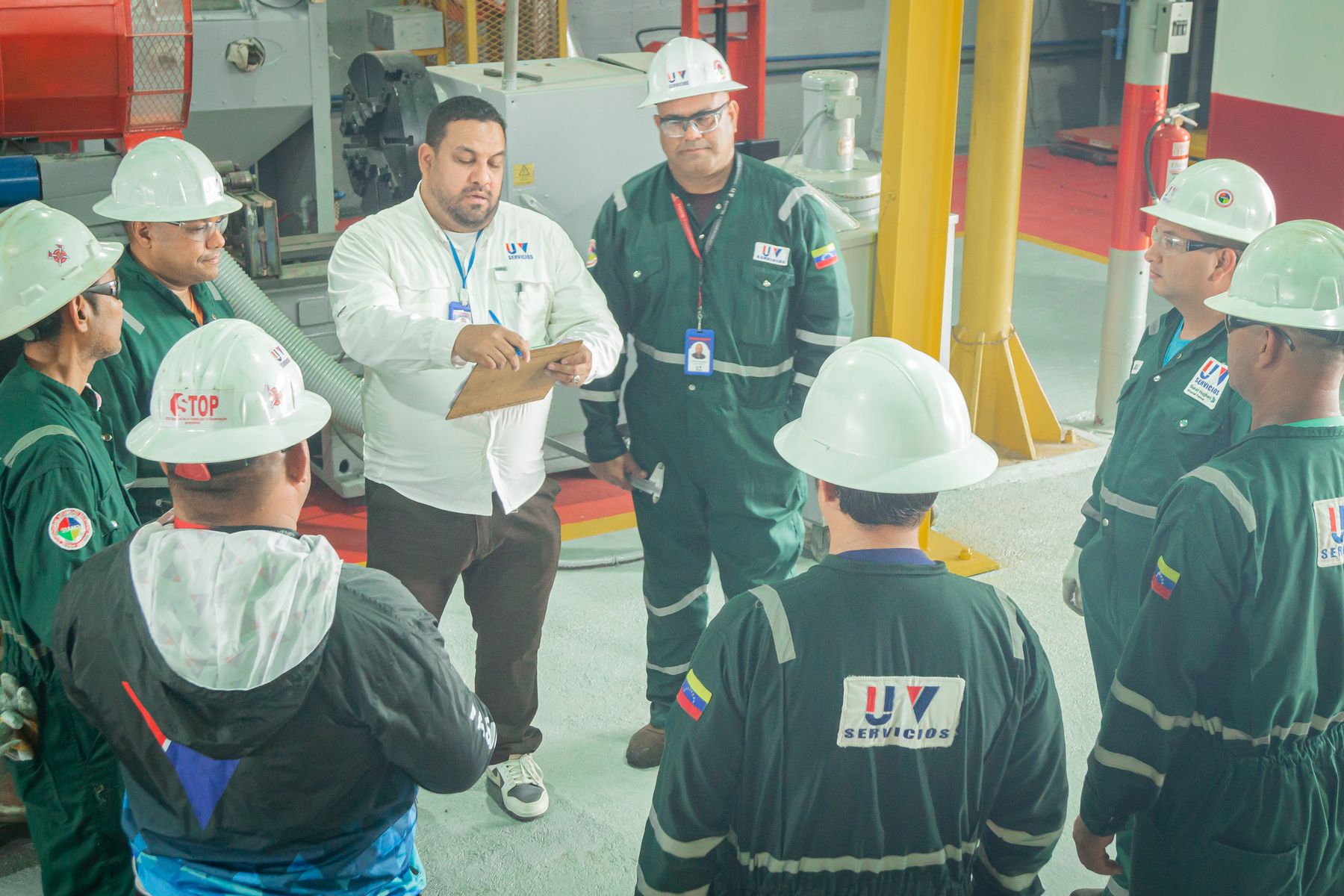 Charla técnica del equipo de U.V. Servicios en el taller